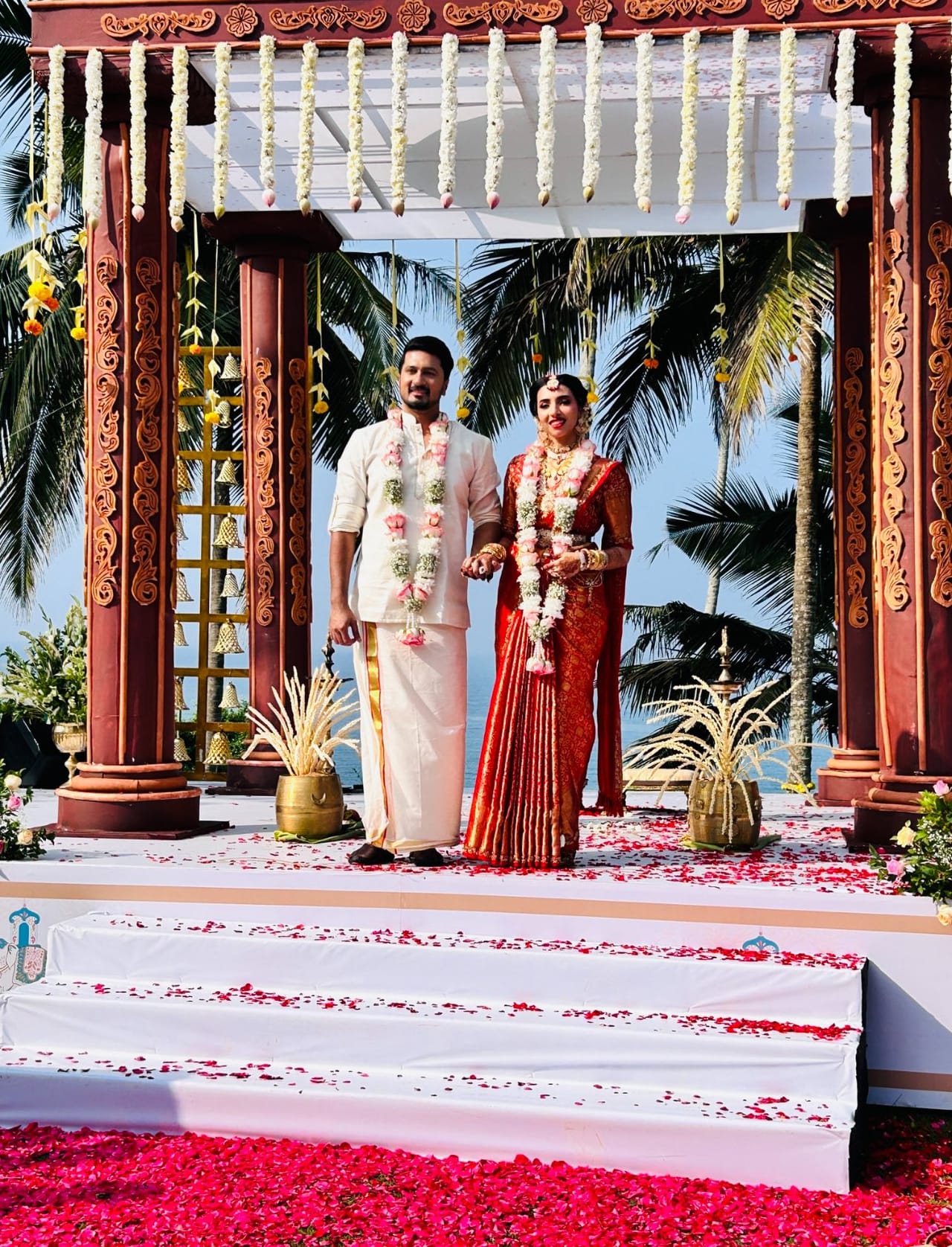 പ്രശസ്ത ഗായകൻ ജി വേണുഗോപാലിന്റെ മകനും പിന്നണി ഗായകനുമായ അരവിന്ദ് വേണുഗോപാൽ വിവാഹിതനായി. നടിയും മോ‌ഡലും നർത്തകിയുമായ സ്‌നേഹ അജിത്താണ് വധു. കോവളം കെടിഡിസി സമുദ്രയിൽ വച്ചായിരുന്നു ഇരുവരുടെയും വിവാഹം. (Image credits: Instagram)
