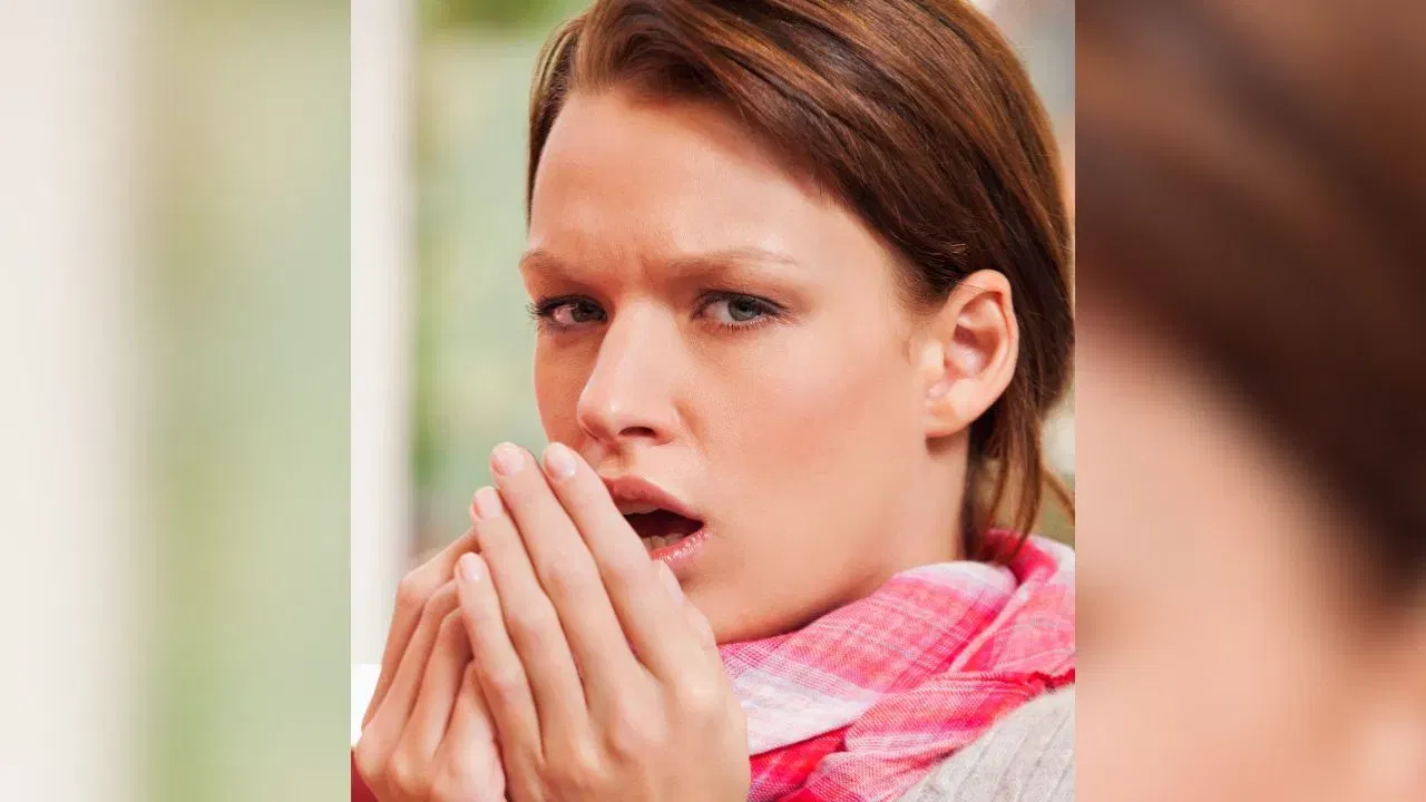 വെള്ളം കുടിക്കുന്നത് വായ നനവുള്ളതും വൃത്തിയുള്ളതുമായി നിലനിർത്താനും ബാക്ടീരിയ അടിഞ്ഞുകൂടുന്നത് തടയാനും സഹായിക്കും. വായവരണ്ട അവസ്ഥ തുടരുകയാണെങ്കിൽ ഡോക്ടറെ സമീപിക്കുക.