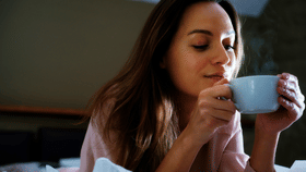 രാവിലെ ഉണരുമ്പോൾ ചായ കുടിക്കുന്ന ശീലമുണ്ടോ? സൂക്ഷിക്കുക..