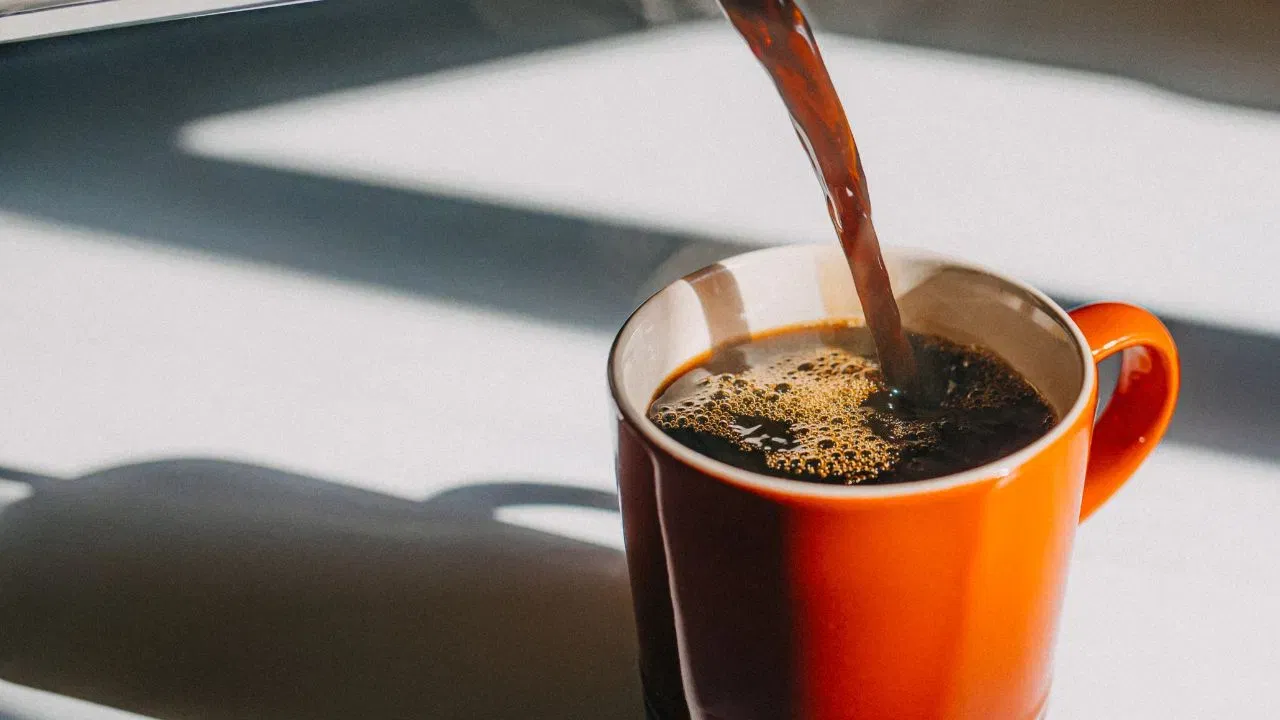 കട്ടൻ കാപ്പിയിലെ കഫീൻ ശരീരത്തിന് പെട്ടെന്ന് ഊർജ്ജം നൽകുകയും ഉന്മേഷം വർദ്ധിപ്പിക്കുകയും ചെയ്യുന്നു. കുറഞ്ഞ കാലറി മാത്രമുള്ള കട്ടൻ കാപ്പി ശരീരത്തിലെ ഉപാപചയ പ്രവർത്തനം വേഗത്തിലാക്കുന്നു. ഇത് ശരീരഭാരം നിയന്ത്രിക്കാൻ ആഗ്രഹിക്കുന്നവർക്ക് വലിയ സഹായമാണ്.