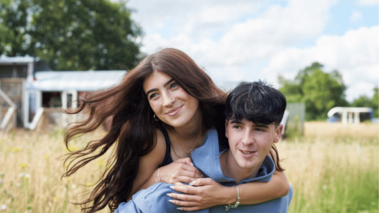 സ്ത്രീകൾ സൗന്ദര്യത്തേക്കാൾ പ്രാധാന്യം നൽകുന്നത് വ്യക്തിത്വത്തിനാണെന്ന് ആചാര്യ ചാണക്യൻ പറയുന്നു. അതുകൊണ്ടാണ് ഒരു പങ്കാളിയെ തിരഞ്ഞെടുക്കുമ്പോൾ സ്ത്രീകൾ ആദ്യം പുരുഷന്റെ വ്യക്തിത്വം നോക്കുന്നത്. അതിനുശേഷം മാത്രമേ സൗന്ദര്യത്തെക്കുറിച്ച് ചിന്തിക്കൂ.