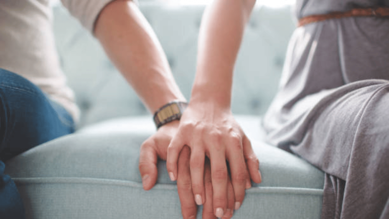 ആചാര്യ ചാണക്യൻ പറയുന്നത്, പെൺകുട്ടികൾ കൂടുതൽ ആകർഷിക്കപ്പെടുന്നത് ശാന്തരും സമചിത്തരുമായ ആൺകുട്ടികളെയാണ് എന്നാണ്. പ്രയാസകരമായ സാഹചര്യങ്ങളിൽ പോലും ദേഷ്യപ്പെടാത്ത, ശാന്തനും സമചിത്തനുമായ ഒരു പുരുഷനെയാണ് എല്ലാ സ്ത്രീകളും തന്റെ ജീവിത പങ്കാളിയായി ആഗ്രഹിക്കുന്നതെന്ന് പറയപ്പെടുന്നു.
