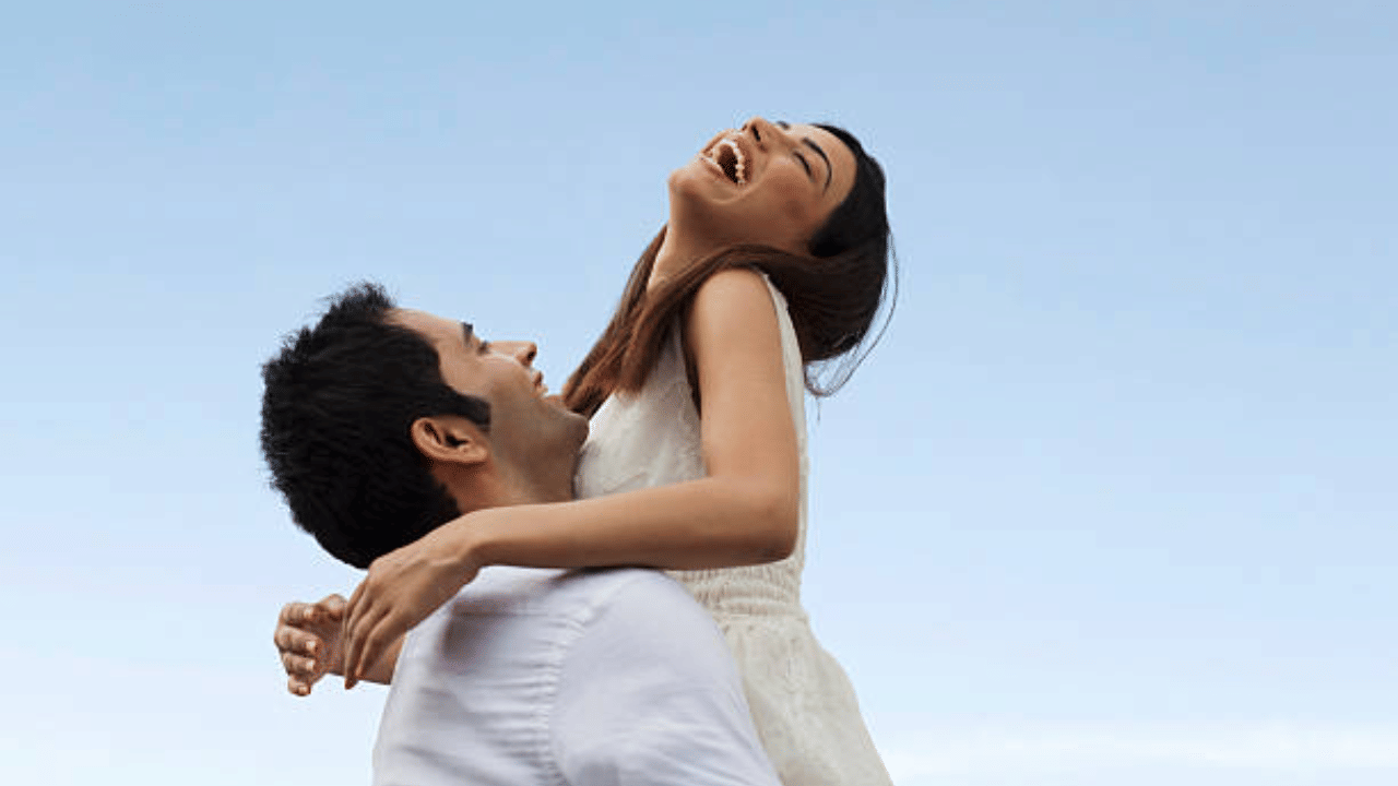 ഏതൊരു സ്ത്രീയും ആഗ്രഹിക്കുന്നത് തന്നെ ശ്രദ്ധിക്കുന്ന ഒരു പങ്കാളിയെയാണ്. അത്തരം പുരുഷന്മാർ അവൾ പറയുന്ന ഏറ്റവും ചെറിയ വാക്കുകൾ പോലും ശ്രദ്ധയോടെ കേൾക്കാൻ ആഗ്രഹിക്കുന്നു. അതുകൊണ്ടാണ് സ്ത്രീകൾ അത്തരം പുരുഷന്മാരെ ഏറ്റവും ഇഷ്ടപ്പെടുന്നത്. (Image Credit: Getty Images)