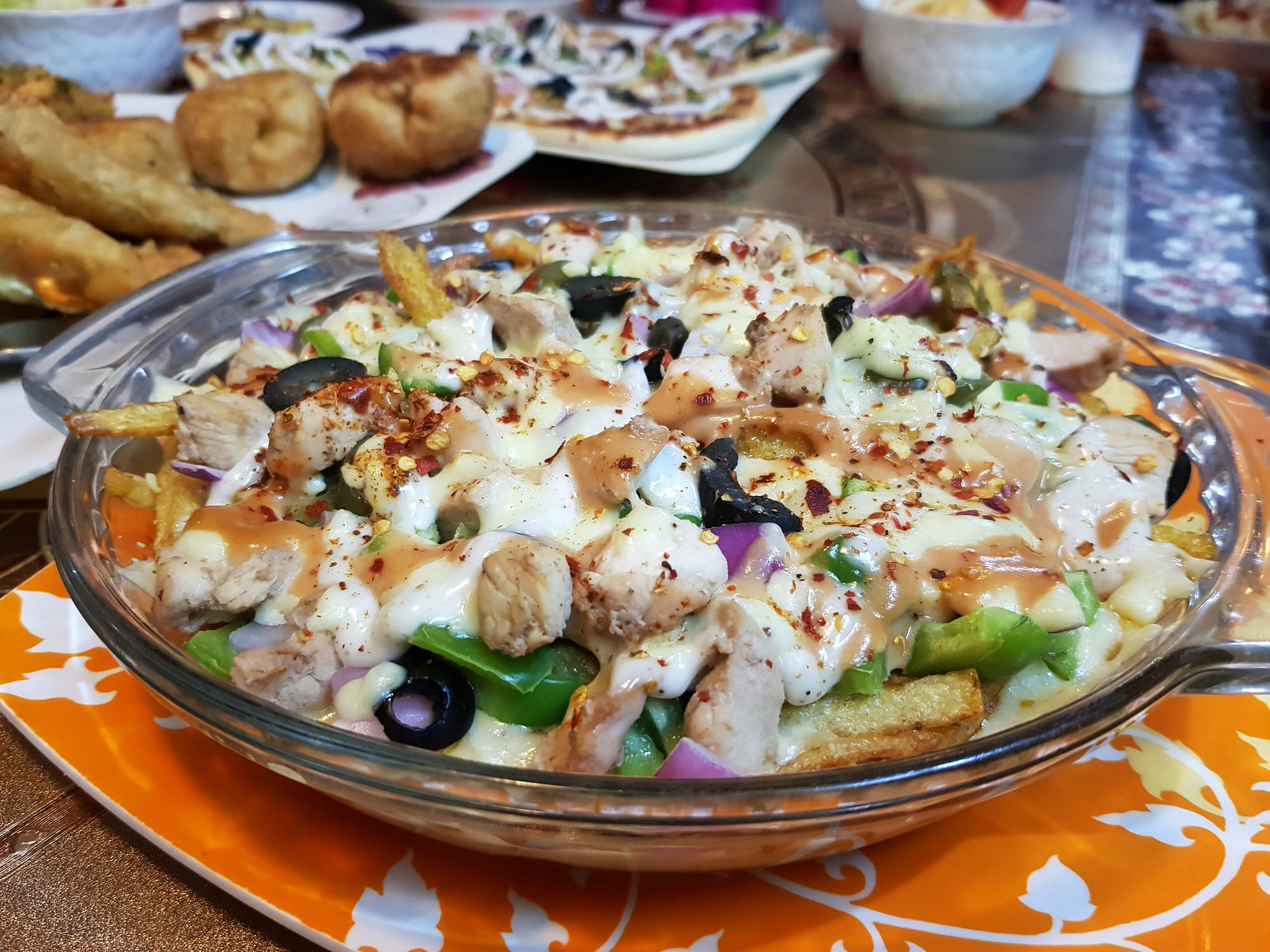 ശേഷം അടച്ചു വയ്‌ക്കുക. ചിക്കൻ തിരിച്ചും മറിച്ചും ഇട്ടുകൊടുത്തു അടച്ചുവച്ച് വേണം വേവിച്ചെടുക്കാൻ. വെന്തുവരുന്ന ചിക്കൻ്റെ മുകളിലേക്ക് മയോണൈസ്/ സോസ് ചേർത്ത് കൊടുത്ത് 5 മിനിറ്റ് വീണ്ടും അടച്ചുവയ്‌ക്കുക. ഇത് ചൂടായി വരുന്നതോടെ ഇഫ ചിക്കൻ റെഡിയായി. ‌