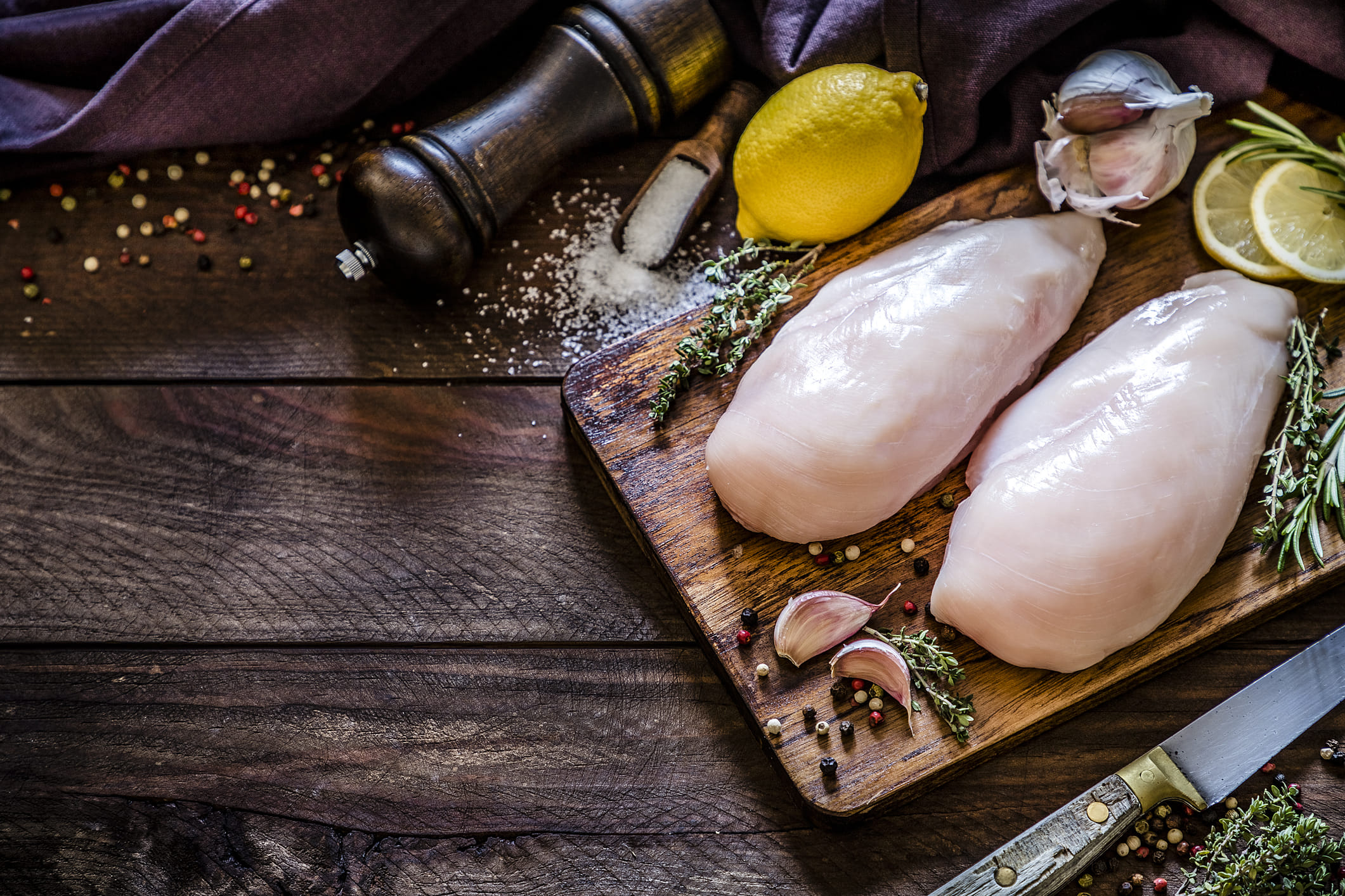 തയ്യാറാക്കാനായി എല്ലിലാത്ത ചിക്കൻ നന്നായി കഴുകി കഷണങ്ങളാക്കി എടുക്കുക. ശേഷം ചിക്കൻ്റെ രണ്ട് സൈഡും അടുപ്പിച്ച് വരഞ്ഞതിനു ശേഷം മസാല പുരട്ടുക. മസാലയ്ക്കായി  മുളക് പൊടി, മഞ്ഞൾ പൊടി, കുരുമുളക് പൊടി, ഗരം മസാല, ഉപ്പ്, ഇഞ്ചി- വെളുത്തുള്ളി പേസ്റ്റ്, ലെമൺ ജ്യൂസ്, തേൻ എന്നിവ ഒരു പാത്രത്തിൽ നന്നായി മിക്‌സ് ചെയ്യുക. ആവശ്യമെങ്കിൽ കുറച്ച് വെള്ളം ചേർക്കാം. 
