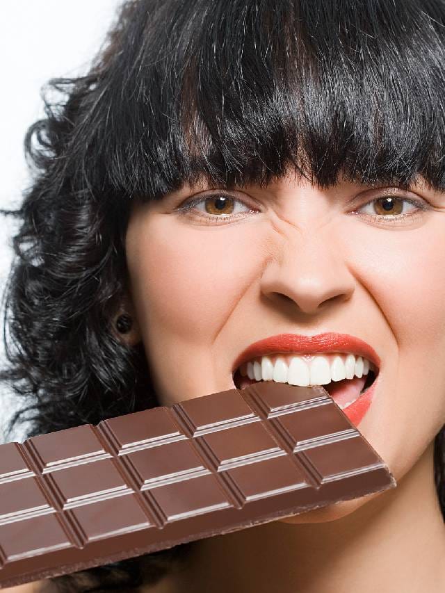 ചോക്ലേറ്റ് കഴിക്കുന്നത് ഇങ്ങനെയാണോ; ശ്രദ്ധിക്കൂ