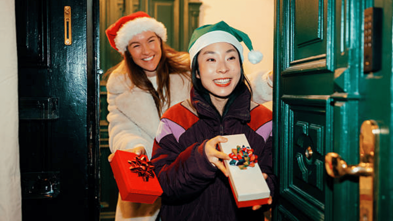 ഡെൻമാർക്കിൽ ക്രിസ്മസ് ദിനങ്ങളിൽ ആളുകൾ കൈകൊണ്ട് നിർമിച്ച നെയ്ത ഹൃദയ രൂപത്തിലുള്ള അലങ്കാര വസ്തുക്കളും ഉണ്ടാക്കാറുണ്ട്. കൂടാതെ,  ഡെൻമാർക്കിന്റെ ക്രിസ്മസ് വിഭവങ്ങളിൽ ഏറ്റവും പ്രധാനപ്പെട്ടതാണ് 'റിസലാമാൻഡെ' എന്ന അരിപ്പായസം. (Image Credit: Getty Images)