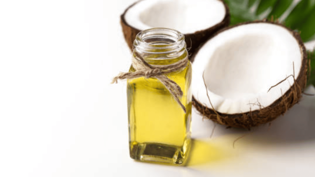 എന്നാൽ വില വീണ്ടും താഴുകയാണ്. തേങ്ങ ഉൽപാദനം വർദ്ധിച്ചതും അയൽസംസ്ഥാനങ്ങളിൽ നിന്ന് വൻതോതിൽ കേരളത്തിലേക്ക് കൊപ്ര കയറ്റിയയ്ക്കുന്നതുമാണ് വില ഇടിയാൻ പ്രധാന കാരണം. വരും ദിവസങ്ങളില് വെളിച്ചെണ്ണ വില 300 രൂപയ്ക്ക് താഴെ എത്തിക്കുമെന്നാണ് വ്യാപാരികള് സൂചിപ്പിക്കുന്നത്. (Image Credit: Getty Images)