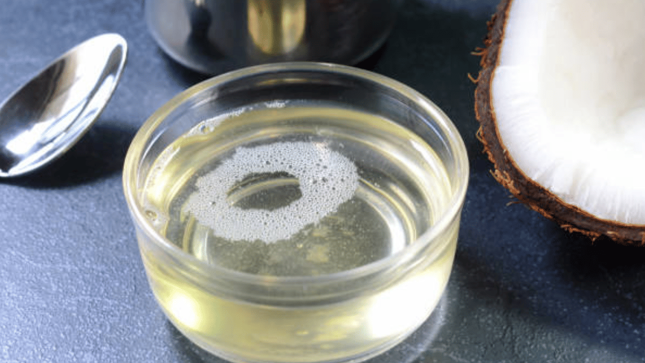 നവംബർ, ഡിസംബർ മാസങ്ങളിലാണ് വില കുറഞ്ഞ് തുടങ്ങിയത്. നവംബറിൽ നാനൂറ് രൂപയായിരുന്നു ഒരു ലിറ്ററിന് കൊടുക്കേണ്ടി വന്നത് വലിയ തോതിൽ തേങ്ങ വിളവെടുപ്പ് നടന്നതാണ് ഇപ്പോഴത്തെ വിലയിടിവ് ട്രെന്റിന് പിന്നിലെ പ്രധാന കാരണമെന്ന് വ്യാപാരികൾ ചൂണ്ടിക്കാട്ടുന്നു.