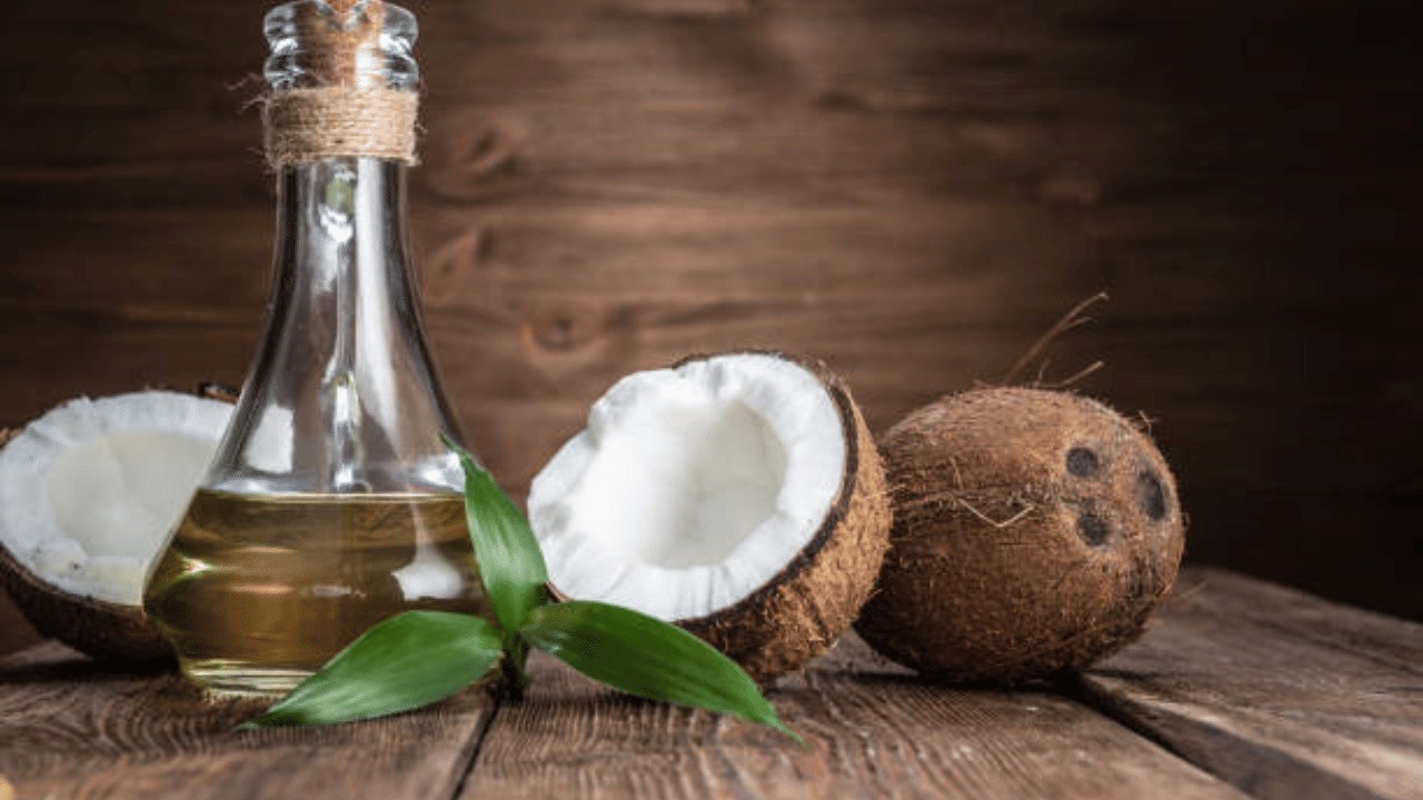 അതേസമയം, വെളിച്ചെണ്ണ ഉൾപ്പെടെയുള്ള അവശ്യസാധനങ്ങൾക്ക് വില കുറവുമായി സപ്ലൈകോ എത്തിയിട്ടുണ്ട്. സബ്സിഡി നിരക്കിൽ നൽകുന്ന വെളിച്ചെണ്ണയുടെ വില ലിറ്ററിന് 10 രൂപ കുറച്ച് 309 രൂപയാക്കി. ഒരാൾക്ക് രണ്ട് ലിറ്റർ വരെ ഈ നിരക്കിൽ ലഭിക്കും. സബ്സിഡിയിതര ശബരി വെളിച്ചെണ്ണയുടെ വില 20 രൂപ കുറച്ച് 329 രൂപയാക്കിയിട്ടുണ്ട്. (Image Credit: Getty Images)