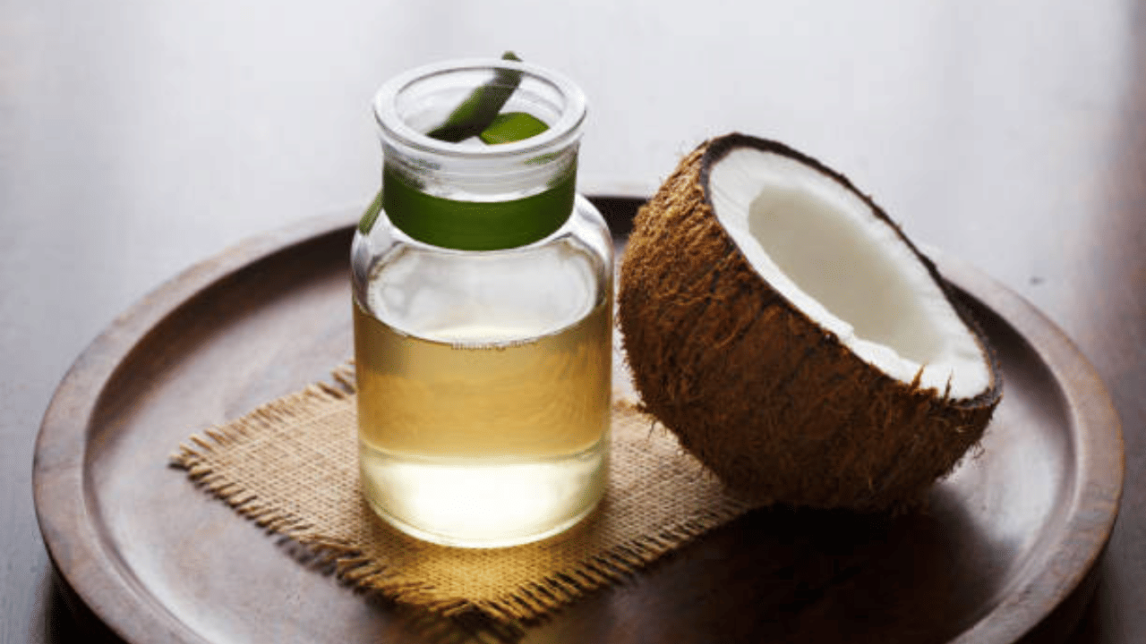 വർഷാവസാനം ആശ്വാസവുമായി വെളിച്ചെണ്ണ, തേങ്ങ വില. ഒരു വർഷത്തോളം നീണ്ടുനിന്ന വിലക്കയറ്റത്തിന് ആശ്വാസമായി സംസ്ഥാനത്ത് വില കുറയുകയാണ്. ഓണക്കാലത്ത് അഞ്ഞൂറ് കടന്ന വിലയാണ് നിലവിൽ മൂന്നൂറിൽ എത്തിനിൽക്കുന്നത്. നിലവിൽ കേരളത്തിൽ ലിറ്ററിന് 350 രൂപയാണ് വെളിച്ചെണ്ണ വില.