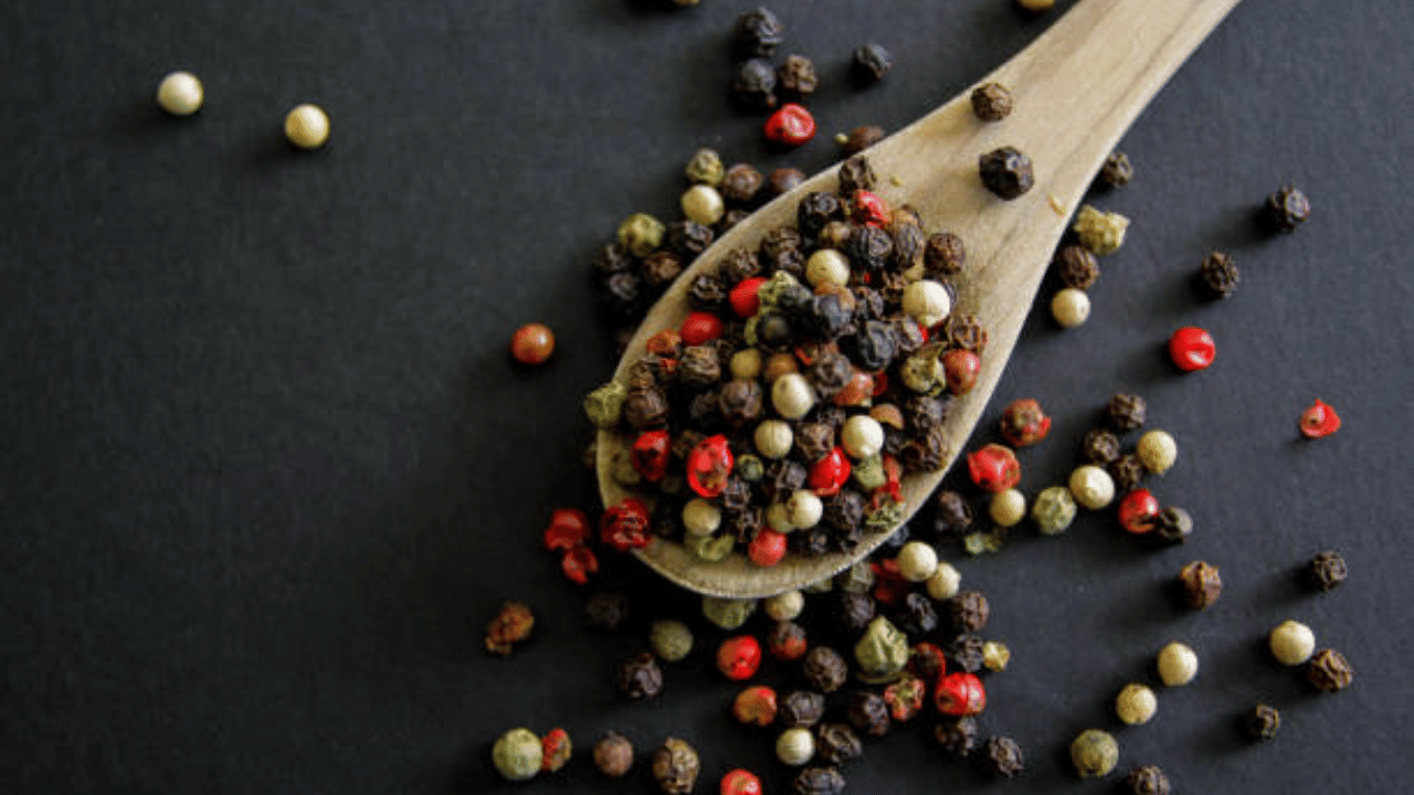 വിപണിയിൽ നേട്ടം കൊയത് കുരുമുളക് വ്യാപാരികൾ. ചെറുകിട വ്യവസായികളും അച്ചാർ നിർമാതാക്കളും മൂപ്പ് കുറഞ്ഞ പച്ച കുരുമുളക് ശേഖരിക്കാൻ തുടങ്ങിയതോടെ കുരുമുളകിന് നേട്ടമായി. ഡിമാൻഡ് കൂടിയതോടെ ചില ഭാഗങ്ങളിൽ കിലോ 225 രൂപ വരെയായി നിരക്ക്‌ ഉയർന്നിട്ടുണ്ട്.
