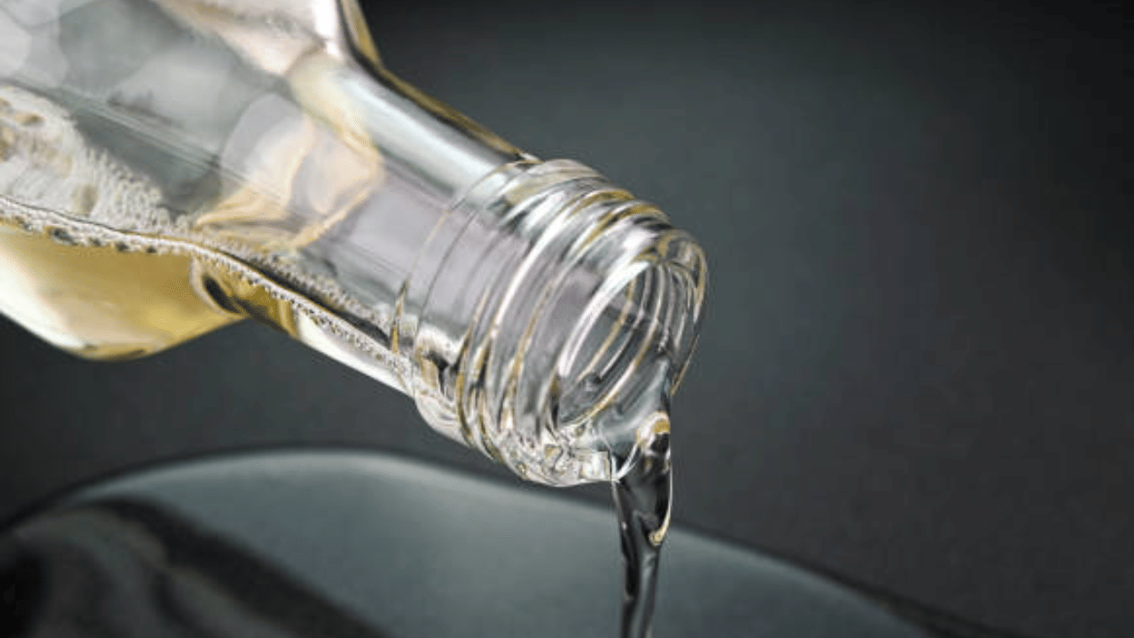 കാലാവസ്ഥ മാറ്റം, കീടങ്ങളുടെ ആക്രമണം എന്നിവയും തെങ്ങ് കൃഷിയെ ബാധിച്ചു. കൊപ്ര കിട്ടാതായതും, കാലാവസ്ഥ വ്യതിയാനത്തെ തുടർന്ന് ഇന്തോനേഷ്യലും ഫിലിപ്പിൻസിലും നാളികേരത്തിൻ്റെ ഉത്പാദനം ഗണ്യമായി കുറഞ്ഞതുമാണ് സെപ്റ്റംബർ മാസത്തിൽ തിരിച്ചടിയായത്. നിലവിൽ 340-360 രൂപ നിരക്കിലാണ് വെളിച്ചെണ്ണ വിൽപന. (Image Credit: Getty Images)