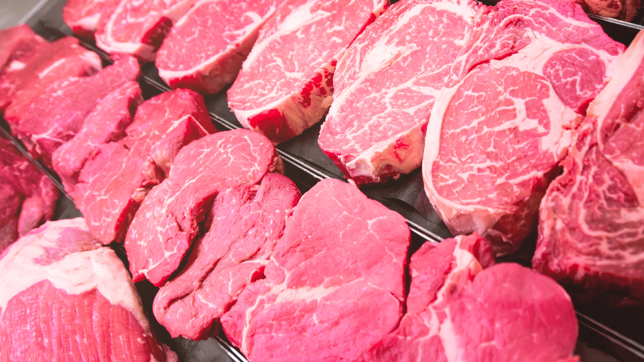 ബീഫും പാലും ഒരുമിച്ച് കഴിക്കരുതെന്നും പറയപ്പെടുന്നു. കൂടാതെ ശർക്കരയും ബീഫ് കഴിക്കുന്നതിന് ഒപ്പം കഴിക്കാൻ പാടില്ല. ഇത് നിങ്ങളിൽ കൂടുതൽ പ്രശ്നങ്ങൾ ഉണ്ടാക്കിയേക്കാം. (നിരാകരണം: ഈ വാർത്ത പൊതുവായ വിവരങ്ങളെ അടിസ്ഥാനമാക്കിയുള്ളവയാണ്. ടിവി9 മലയാളം ഇത് സ്ഥിരീകരിക്കുന്നില്ല)  (Image Credit: Getty Images)
