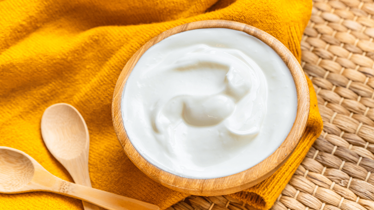 മീനിനൊപ്പം തൈര്, പാൽ, മോര്, ഉഴുന്ന്, മുഴപ്പിച്ച ധാന്യങ്ങൾ എന്നിവ കഴിക്കാൻ പാടില്ലെന്ന് പറയാറുണ്ട്. ഇവയെല്ലാം കഴിക്കുന്നത് വിരുദ്ധ ഫലമാണ് ഉണ്ടാക്കുന്നത്. ആരോഗ്യത്തിന് ഇവ വളരെയധികം ദോഷം ചെയ്യുമെന്നും പറയുന്നു. (Image Credit: Getty Images)