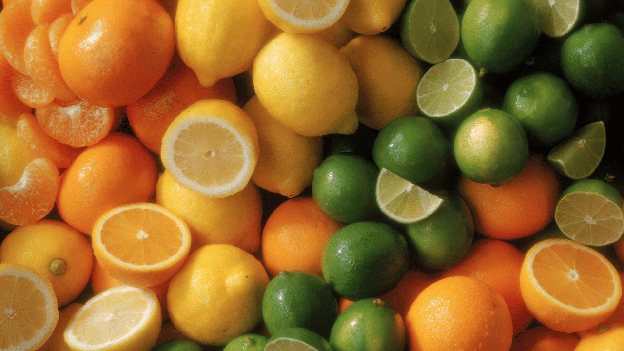 മത്സ്യത്തോടൊപ്പം സിട്രസ് പഴങ്ങൾ കഴിക്കാൻ പാടില്ലെന്നും പറയപ്പെടുന്നു. സിട്രസ് പഴങ്ങളിലെ ആസിഡുകൾ മത്സ്യ പ്രോട്ടീനുമായി പ്രതിപ്രവർത്തിച്ച് അതിന്റെ രുചിയും ഘടനയും മാറ്റുകയും ദഹനപ്രശ്നങ്ങൾക്ക് കാരണമാവുകയും ചെയ്യും. (Image Credit: Getty Images)