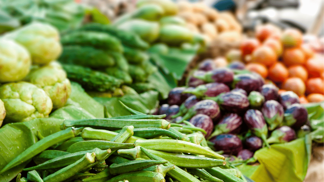 പച്ചക്കറികൾ കഴിച്ച് കഴിഞ്ഞ ഉടനേ തന്നെ പാൽ കുടിക്കുന്നതും ആരോ​ഗ്യത്തിന് നല്ലതല്ലെന്ന് പറയപ്പെടുന്നു. അതുകൊണ്ട് തന്നെ പച്ചക്കറികളും പാലും മിക്സ് ചെയ്ത് കഴിക്കാതിരിക്കാൻ ശ്ര​ദ്ധിക്കുക. ഇത് നിങ്ങളിൽ ആരോഗ്യപ്രശ്നങ്ങൾ ഉണ്ടാക്കിയേക്കാം.  (Image Credit: Getty Images)
