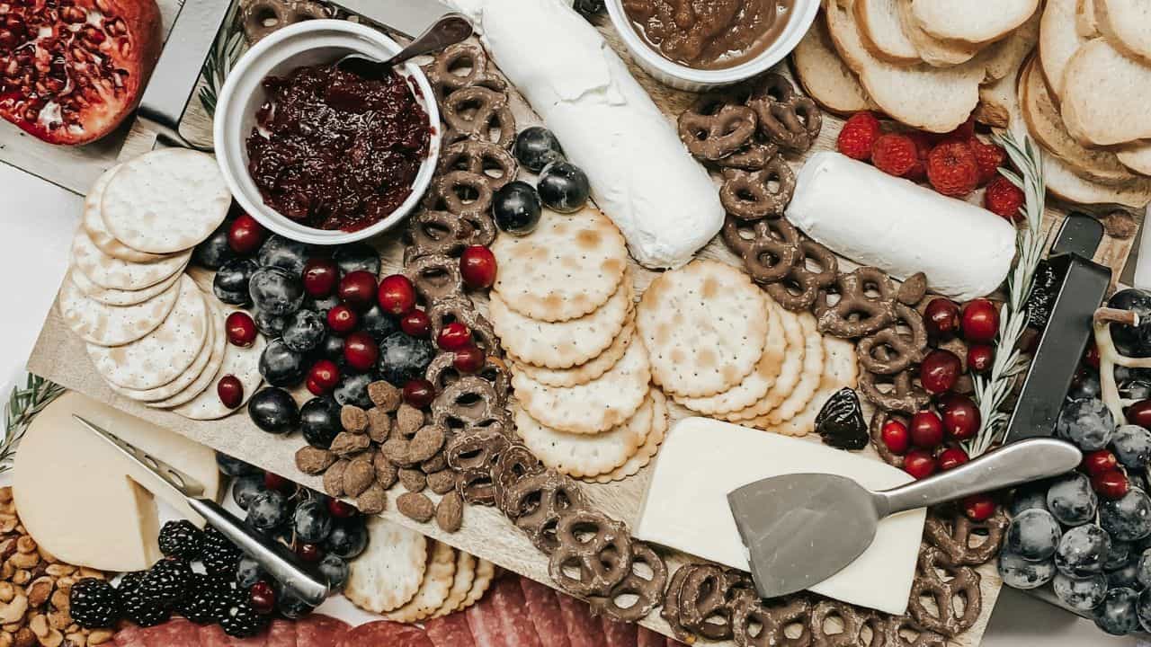 Cracker Snack: വൈനും കേക്കുമെല്ലാം ഔട്ടായോ ? ഈ ക്രിസ്മസിനു ജെൻസികൾക്ക് പ്രിയം ക്രാക്കർ സ്നാക്കുകൾ