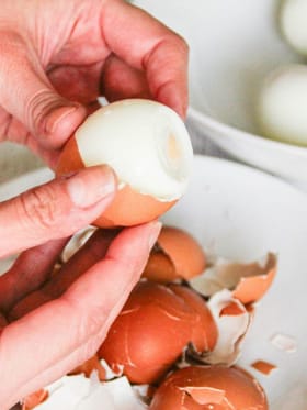 ഫ്രിഡ്ജിൽ നിന്നെടുത്ത മുട്ട തണുപ്പ് വിട്ടിട്ട് പുഴുങ്ങുക? കാരണം