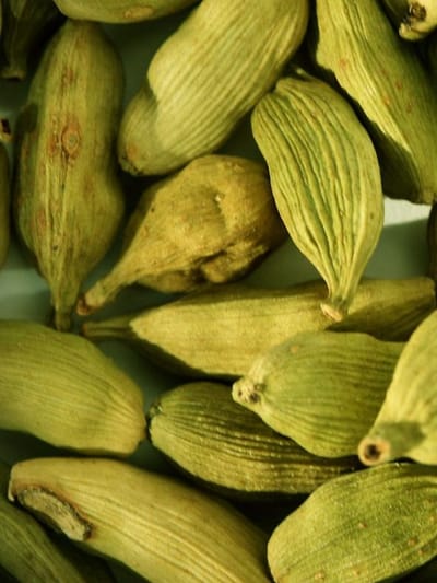 ഭക്ഷണത്തിന് ശേഷം ഏലയ്ക്ക ചവയ്ച്ച് കഴിക്കൂ! ​ഗുണങ്ങൾ