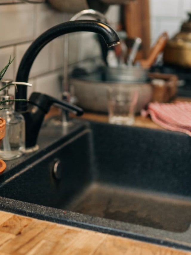 അടുക്കള സിങ്കിലെ ദുർഗന്ധം മാറുന്നില്ലേ..! ഇതാ ചില വഴികൾ