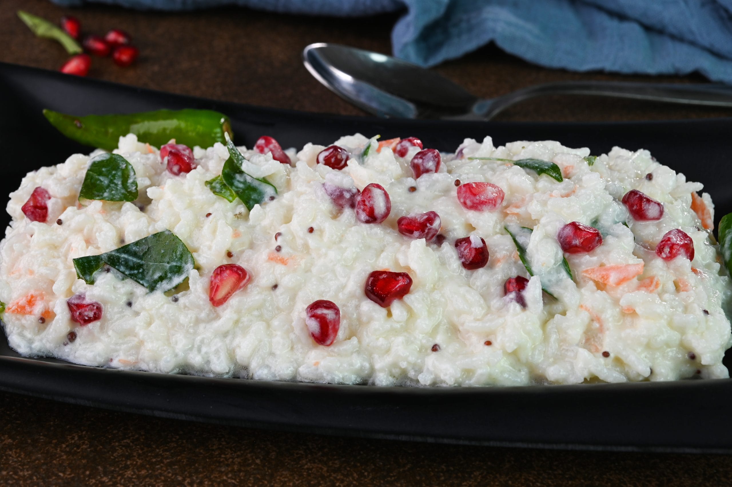 ദക്ഷിണേന്ത്യന് വിഭവങ്ങളില് പ്രധാനപ്പെട്ട ഒരു വിഭവമാണ് തൈര് സാദം. വളരെ എളുപ്പത്തിൽ തയ്യാറാക്കാൻ പറ്റുന്ന ഒരു വിഭവമാണിത്. വേവിച്ച അരിയിൽ തൈര് ചേർത്താണ് ഇതുണ്ടാക്കുന്നത്. സ്വാദിഷ്ടമായ തൈര് സാദം തയാറാക്കാനുള്ള റെസിപ്പി ഇതാ... (Image Credits: Getty Images)