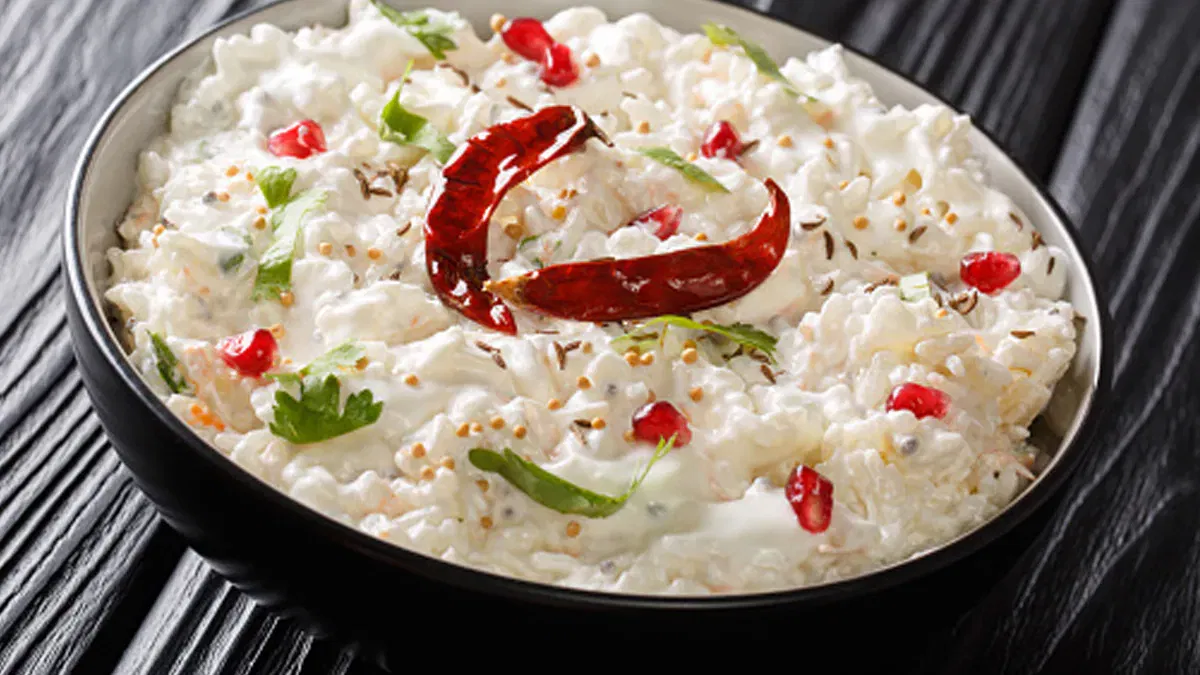 ശേഷം താളിക്കാൻ ഒരു ചെറിയ പാനിൽ 2 ടീസ്പൂൺ എണ്ണ ചൂടാക്കുക. ഉഴുന്നുപരിപ്പ് ,കടുക്, വറ്റൽ മുളക്, കറിവേപ്പില, കായപ്പൊടി ചേർത്ത്  വറുത്തശേഷം  തയാറാക്കിയ ചോറിൽ ചേർത്തു യോജിപ്പിക്കുക. സ്വാദിഷ്ടമായ തൈര് സാദം തയാർ.  അലങ്കരിക്കാൻ വേണ്ടി വറുത്ത അണ്ടിപ്പരിപ്പ്,  മാതള അല്ലി ചേർക്കാവുന്നതാണ്.