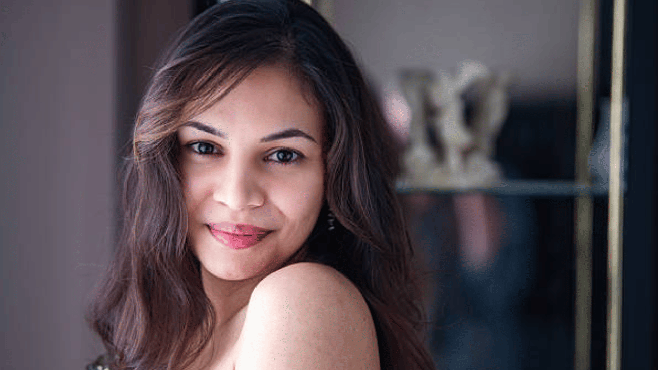 പൊതുവെ എല്ലാവർക്കും വരുന്ന സംശയമാണ് സ്ലീവ്ഡ് ആണോ സ്ലീവ്ലെസ് ആണോ ചേരുന്നതെന്ന്. വെറും ടേപ്പ് ഉപയോഗിച്ച് ഇതിന് പരിഹാരം കണ്ടെത്താം. ആദ്യം ബൈസെപ്പ്സിന്റെ അളവ് എടുക്കുക, രണ്ടാമത്ത് കൈത്തണ്ടയുടെ അളവും എടുക്കുക, ശേഷം ബൈസെപ്പ്സിന്റെ അളവും റിസറ്റിന്റെ അളവും തമ്മിൽ ഹരിക്കുക. (Image Credit: Getty Images)