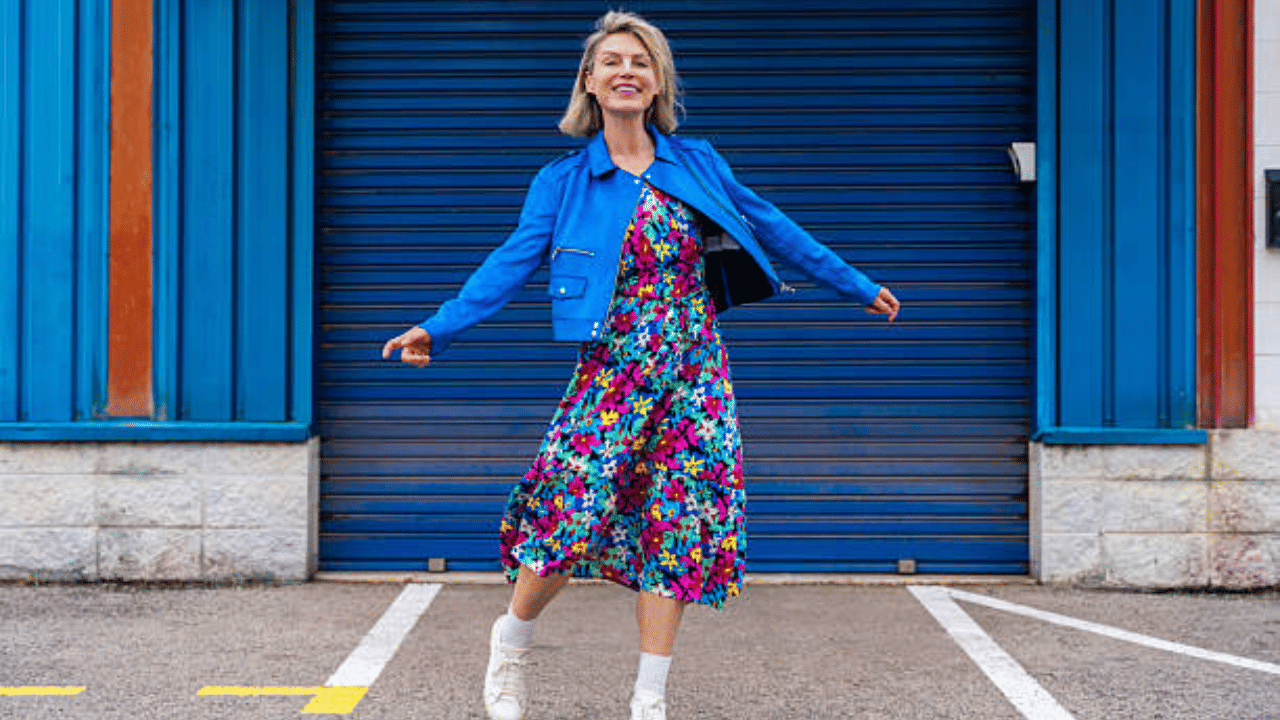 സ്കിൻടോണിന് അനുസരിച്ച് നിറങ്ങൾ തിരഞ്ഞെടുക്കാം. തേൻ നിറമുള്ളവർക്ക് കേരളാ കസവു സാരിയുടെ ഐവറി നിറമാണ് ഏറ്റവും യോജിച്ചത്. ഇളം തവിട്ട്, മെറൂൺ, ഇളം പിങ്ക്, ഇളം നീല ഇവയെല്ലാം ഈ സ്കിൻ ടോണിന് പൊതുവേ യോജിച്ചു പോകാറുണ്ട്. വെളുത്ത സ്കിൻ ടോൺ ഉള്ളവക്ക് പൊതുവേ ഏതു നിറവും ഇണങ്ങുമെങ്കിലും സ്കിൻ ടോണിനോട് അലിഞ്ഞുപോകുന്ന നിറങ്ങൾ മാത്രം ഒഴിവാക്കണം. (Image Credit: Getty Images)