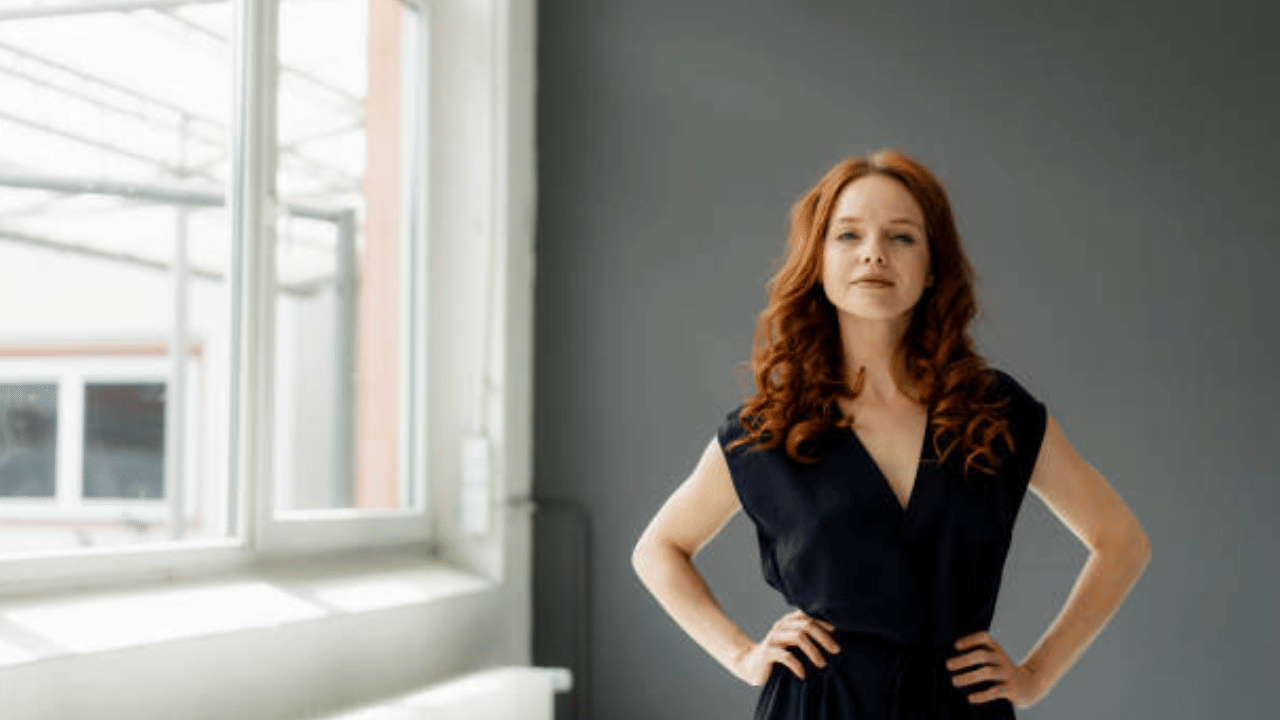 അതുപോലെ, കാലുകൾ‌ അൽപം തടിച്ചതാണെങ്കിൽ, ഇരുട്ട നിറത്തിലുള്ള ലെ​ഗിൻസ് തിരഞ്ഞെടുക്കുന്നതാണ് ഉചിതം. അവ കാലുകളുടെ വണ്ണം എടുത്തറിയാതിരിക്കാൻ സഹായിക്കും. ശരീരത്തിൽ പറ്റിക്കിടക്കുന്ന മെറ്റീരിയലുകൾ ഒഴിവാക്കി പകരം അൽപം കട്ടികൂടിയ മെറ്റീരിയലിലുള്ള ലെഗിൻസ് തിരഞ്ഞെടുക്കാം. (Image Credit: Getty Images)