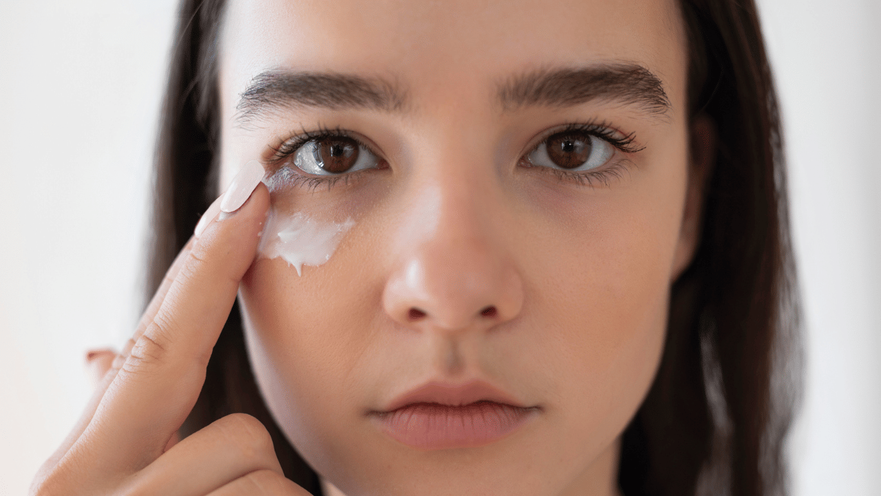 Wrinkles Under Eyes: വെളിച്ചെണ്ണയും വെള്ളരിയും ഉണ്ടോ? കണ്ണിനടിയിൽ ചുളിവുകൾ പെട്ടെന്ന് മാറ്റാം