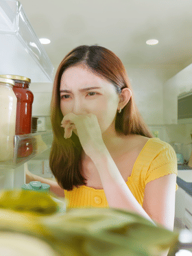 ഒരു സ്പോഞ്ച് ഉണ്ടോ? ഫ്രിഡ്ജിലെ ദുർഗന്ധം ഉടനടി മാറ്റാം