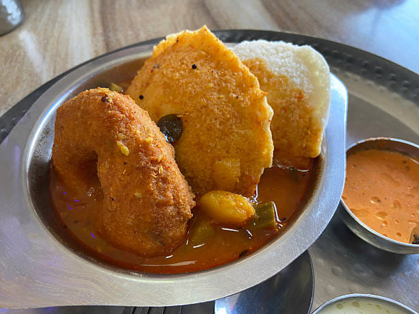 പ്രഭാതഭക്ഷണമാണ് ദിവസത്തിലെ ഏറ്റവും പ്രധാനപ്പെട്ടതും ഒഴിവാക്കാൻ സാധിക്കാത്തതും. ഒരു ദിവസം മുഴുവനും ശരീരത്തിന് ഊർജം ലഭിക്കാനും പോസിറ്റീവായി ഇരിക്കാനും മെറ്റബോളിസം മെച്ചപ്പെടുത്താനും സഹായിക്കുന്ന ഒന്നാണ് പ്രഭാത ഭക്ഷണം. പ്രഭാത ഭക്ഷണം കഴിക്കുന്ന കാര്യത്തിൽ പലർക്കും നിരവധി സംശയങ്ങളാണുള്ളത്. പല സമയത്ത് രാവിലത്തെ ഭക്ഷണം കഴിക്കുന്നവരുണ്ട്. നമ്മൾപോലും അറിയാതെ ചെയ്യുന്ന ചില തെറ്റുകളും ഇക്കൂട്ടത്തിലുണ്ട്. അവ തിരിച്ചറിയുന്നത് വലിയ ആരോ​ഗ്യ പ്രശ്നങ്ങൾ ഒഴിവാക്കാൻ സഹായിക്കും. (Image credits: Getty Images)