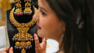 Gold Rate: കുതിപ്പിൽ നേരിയ ആശ്വാസം; ഇന്നത്തെ സ്വർണം, വെള്ളി നിരക്കുകൾ