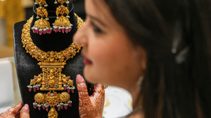 Gold Rate: കുതിപ്പിൽ നേരിയ ആശ്വാസം; ഇന്നത്തെ സ്വർണം, വെള്ളി നിരക്കുകൾ