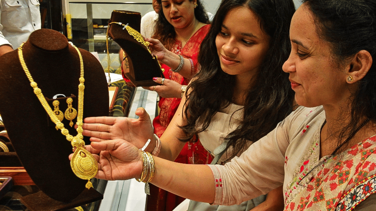 Gold Rate: ദേ...സ്വർണം വീണ്ടും താഴേക്ക്, ഇന്നിത് മൂന്നാം തവണ! ഒരു പവന് ഇത്രയും കൊടുത്താൽ മതി