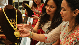 Gold Rate: സ്വർണം ഇനി കിട്ടാക്കനി; വീണ്ടും റെക്കോർഡ് വില, ഒരു പവൻ 1.5 ലക്ഷത്തിലേക്ക്...