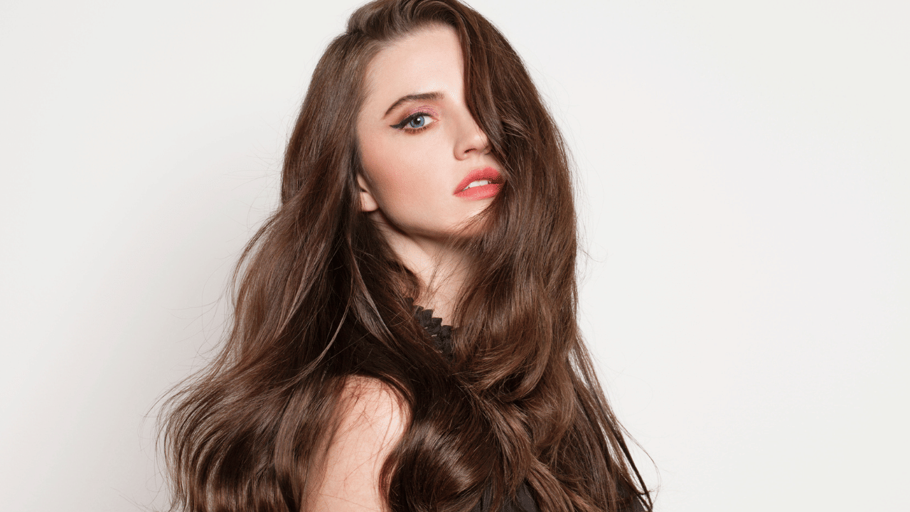 നല്ല ഷാംപൂ ഉപയോഗിച്ച് ചുരുങ്ങിയത് 48 മണിക്കൂറിൽ ഒരിക്കലെങ്കിലും മുടി കഴുകണമെന്ന് ആരോ​ഗ്യവിദ​ഗ്ധർ പറയുന്നു. തലയോട്ടി വൃത്തിയായി സൂക്ഷിക്കാനും മുടിക്കൊഴിച്ചിൽ തടയാനും ഇത് സഹായിക്കും. അതുപോലെ നനഞ്ഞ മുടി ചീകാതിരിക്കാനും ശ്രദ്ധിക്കുക. (Image Credit: Getty Images)