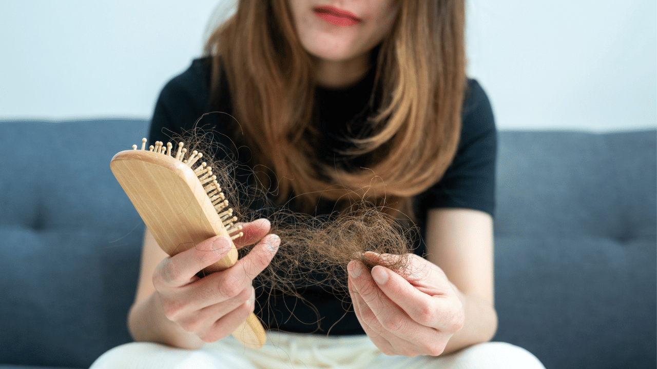 കുളിക്കുന്നതിന് മുമ്പ് തലയോട്ടിയിൽ മസാജ് ചെയ്യുന്നത് മുടിയിഴകളിലേക്കുള്ള രക്തയോട്ടം വർദ്ധിപ്പിക്കാനും, തലയോട്ടിയുടെ അടിയിലുള്ള ചെറിയ കാൽസ്യം അടിയുന്നത് തകർക്കാനും, അമിതമായ സെബം നീക്കം ചെയ്യാനും സഹായിക്കുമെന്നും പറയപ്പെടുന്നു. അതിനാൽ ദിവസവും തലയോട്ടി മസാജ് ചെയ്യുക. (Image Credit: Getty Images)