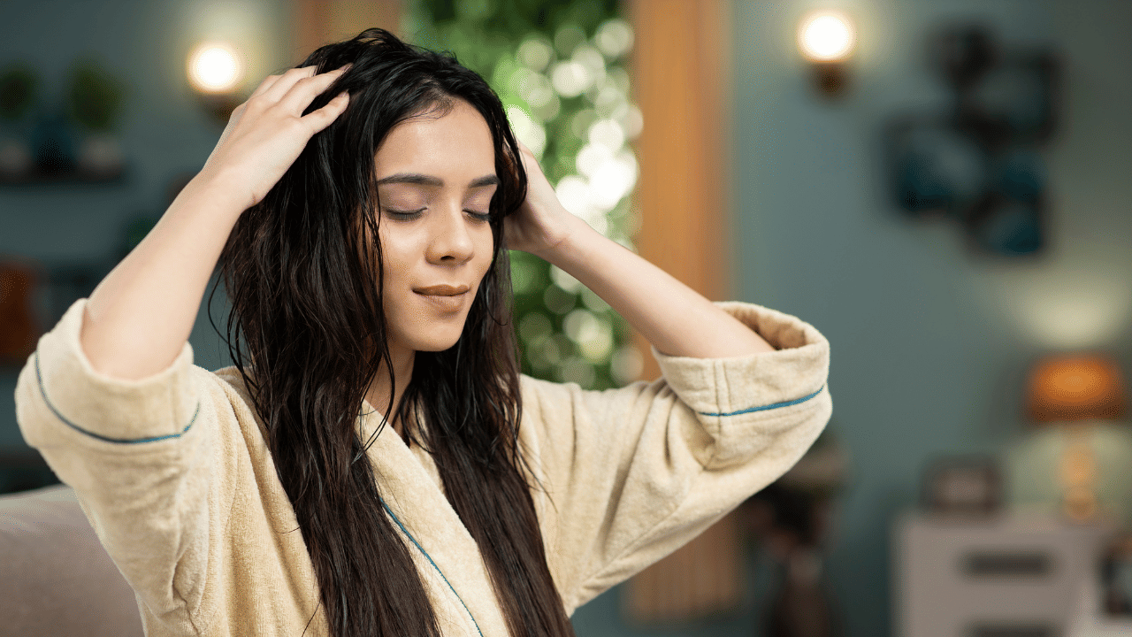 Hair Growth Tips: എണ്ണ തേച്ചാൽ മുടി വളരും, പക്ഷേ സമയം കൂടി നോക്കണേ... Hair Growth Tips: എണ്ണ തേച്ചാൽ മുടി വളരും, പക്ഷേ സമയം കൂടി നോക്കണേ...