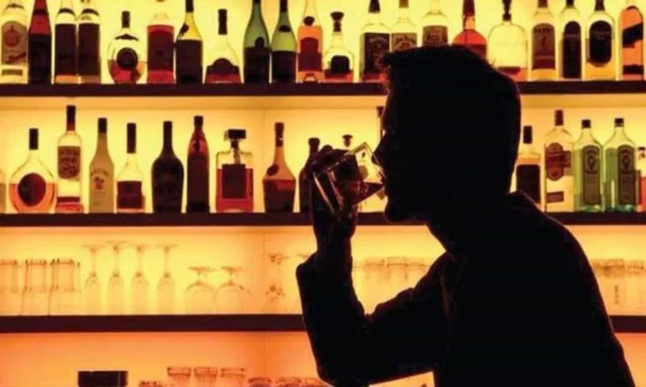 Kannur Bar Fraud: ഫിറ്റാവയവരെ പറ്റിച്ച് ജീവിക്കുന്ന കണ്ണൂരിലെ ബാർ! മദ്യപിച്ച് ബോധമില്ലാത്തവരോട് ഇങ്ങനെ ചെയ്യാമോ?