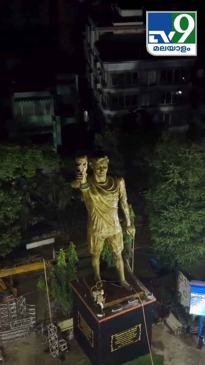 70 അടി നീളമുള്ള മെസിയുടെ പ്രതിമ