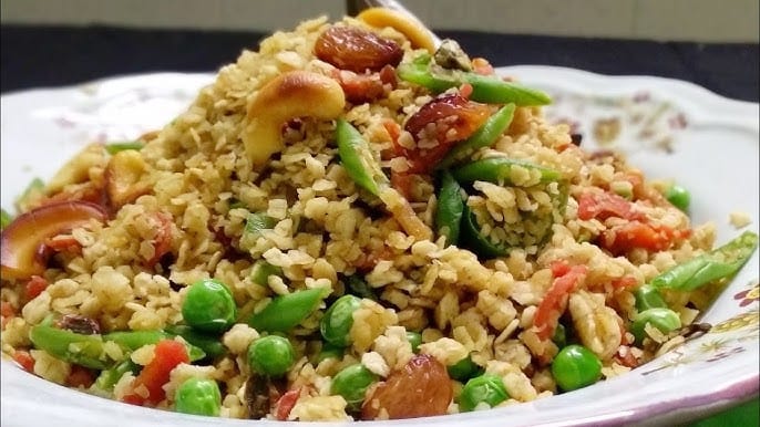 അതിലേക്ക് വറുത്തെടുത്ത ഓട്സും ആവശ്യത്തിന് പച്ചക്കറികളും ചേർത്ത് കുറച്ച് നേരം വേവിക്കുക. ആവശ്യമെങ്കിൽ ചൂടുവെള്ളം ചേർക്കാം, ശേഷം ഉപ്പും ചേർത്ത് ഓട്സ് വേവുന്നതുവരെ പാകം ചെയ്യുക. റൈസ് ഇല്ലാതെ ചിക്കൻ ബിരിയാണി റെഡി. മല്ലിയില വിതറി അലങ്കരിച്ച് ചൂടോടെ വിളമ്പാം.
