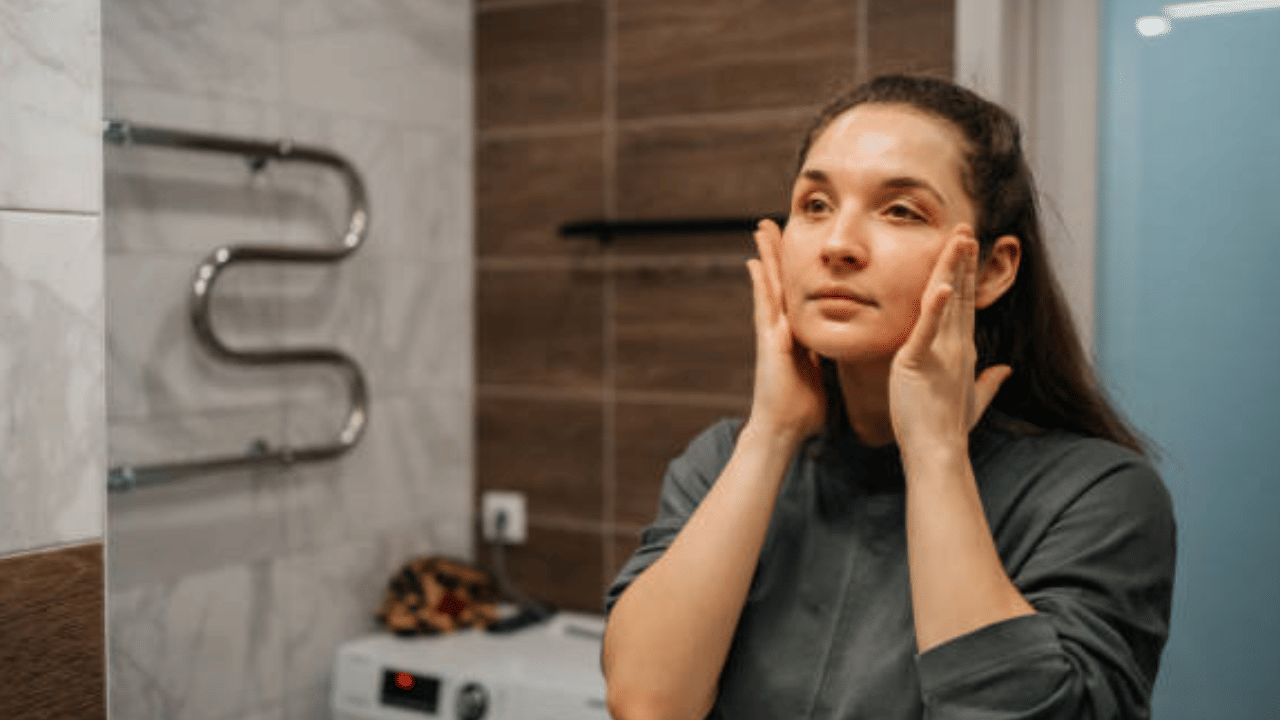 Oil Massage: മുഖത്ത് എണ്ണ പുരട്ടാറുണ്ടോ? ചർമത്തിൽ സംഭവിക്കുന്നത് വൻ മാറ്റങ്ങൾ