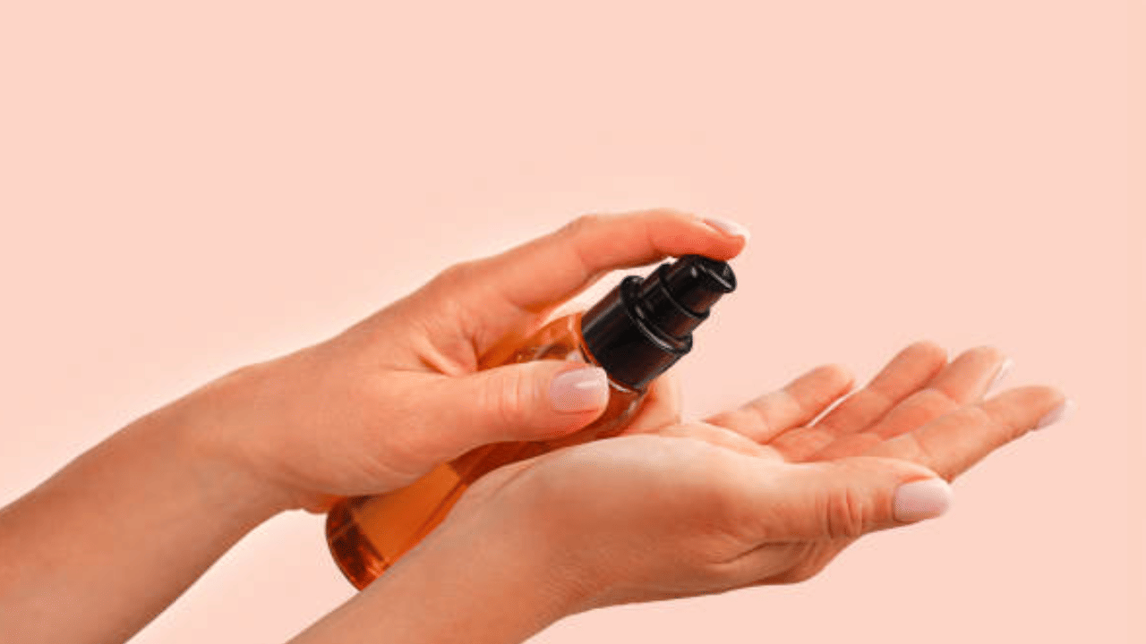 അതേസമയം, 2026ൽ വെളിച്ചെണ്ണ വിപണി കുതിച്ചുയരുമെന്നും ഒരു വിഭാഗം പറയുന്നു. 2025നും 2035നും ചർമസംരക്ഷണ വ്യവസായത്തിലെ ഏറ്റവും വേഗത്തിൽ വളരുന്ന വിഭാഗങ്ങളിലൊന്നായി വെളിച്ചെണ്ണ ഉൽപന്നങ്ങൾ മാറുമെന്നാണ് സൂചന. 2025ൽ ആഗോള വെളിച്ചെണ്ണ മോയ്സ്ചറൈസിങ് ക്രീമുകളുടെ വിപണിയുടെ മൂല്യം 2,352.1 ദശലക്ഷം ഡോളറായിരുന്നുവെന്നാണ് റിപ്പോർട്ട്.