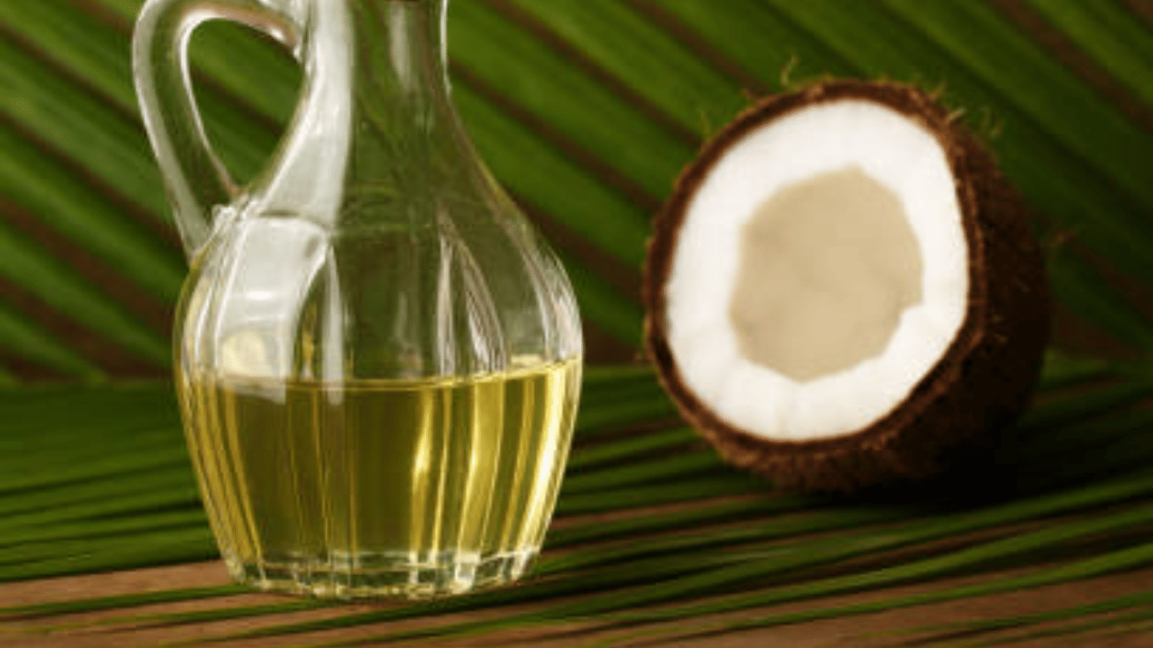 തമിഴ്നാട്, കർണാടക സംസ്ഥാനങ്ങളിൽ വരും ദിവസങ്ങളിൽ കൊപ്ര മാർക്കറ്റിൽ കൂടുതലായി എത്തുന്നതോടെ വില ഇനിയും കുറയാൻ സാദ്ധ്യതയുണ്ടെന്നും അവർ ചൂണ്ടിക്കാട്ടുന്നു. വെളിച്ചെണ്ണ വിലയോടൊപ്പം തേങ്ങ വിലയിലും വലിയ കുറവ് സംഭവിച്ചേക്കും. നിലവിൽ 80 രൂപയ്ക്കു മുകളിൽ വരെയെത്തിയ തേങ്ങയുടെ ചില്ലറ വില 53-60 രൂപയായിട്ടുണ്ട്.