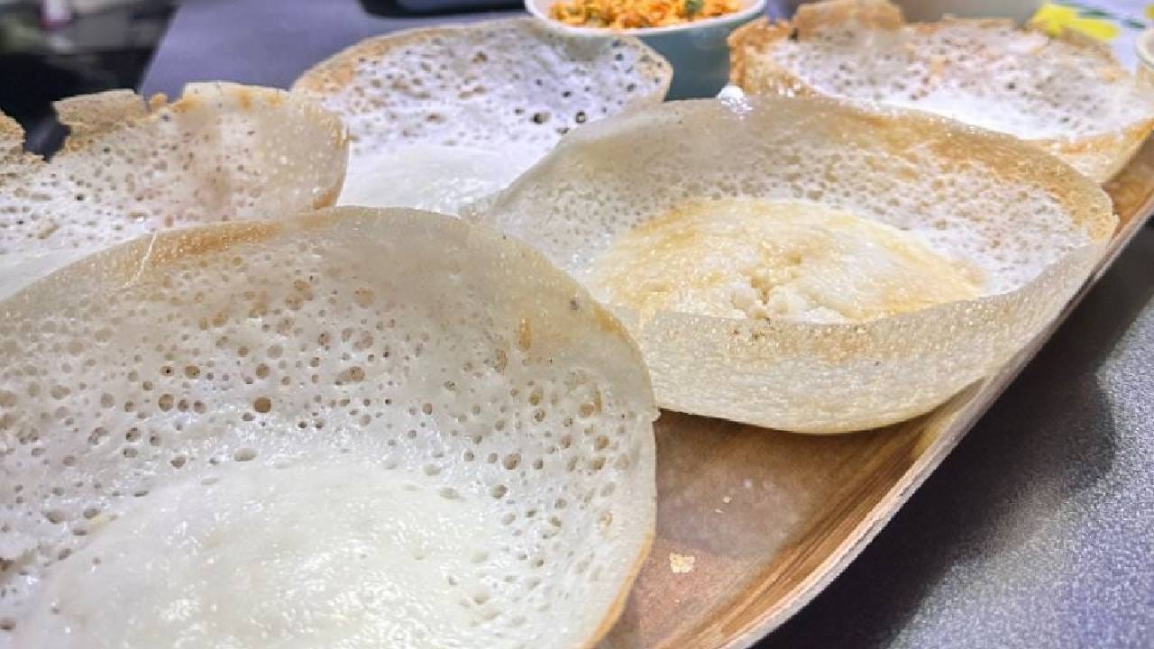 മലയാളികളുടെ പ്രഭാത ഭക്ഷണങ്ങളിൽ  പ്രധാന വിഭവങ്ങളില്‍ ഒന്നാണ് പാലപ്പം. പാലപ്പവും നല്ല സ്റ്റൂവും പലരുടെയും പ്രിയപ്പെട്ട കോമ്പോയാണ്. എന്നാല്‍ പലപ്പോഴും പാലപ്പം ഉണ്ടാക്കി പാളിപോകാറാണ് പതിവ്.  പ്രത്യേകിച്ചും തണുപ്പ് കാലത്ത് . (Image Credits: Pinterest)
