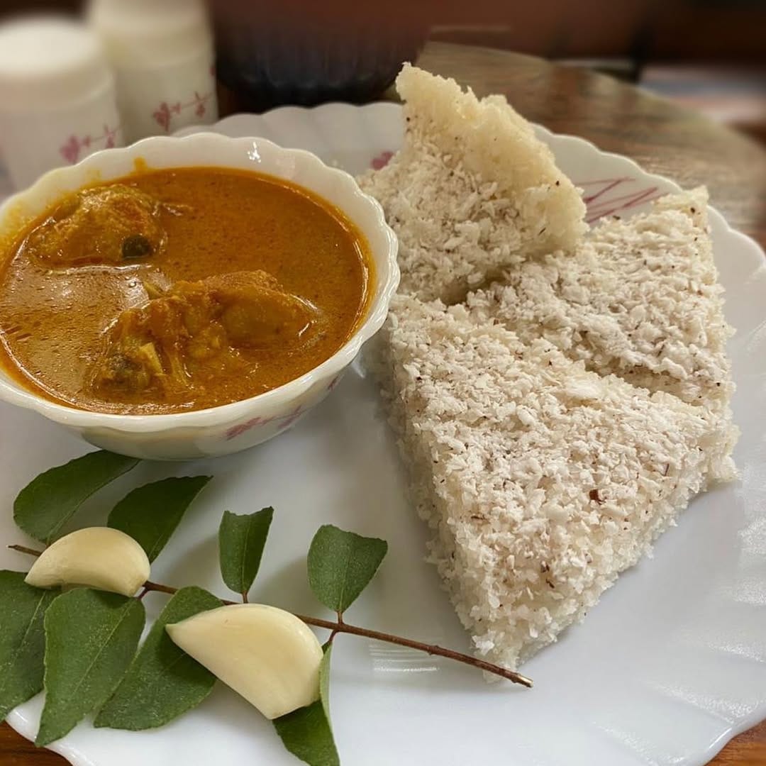 ഇതിനിടെയിൽ ഒരു സ്റ്റീൽ പാത്രത്തിൽ നെയ്യ് പുരട്ടി ഇതിലേക്ക് തേങ്ങ ചിരകിയത് ചേർത്തുകൊടുക്കുക. ശേഷം നേരത്തെ തയ്യാറാക്കി വച്ച ബാറ്റർ ഒഴിച്ചുകൊടുത്ത് ആവി കയറ്റുക. ഇത് വെന്തുകഴിഞ്ഞ് തണുത്തതിനു ശേഷം മുറിച്ചെടുക്കുക. പാപുട്ട് റെഡി. ഇത് കറിക്കൊപ്പവും ഇല്ലാതെയും കഴിക്കാം.