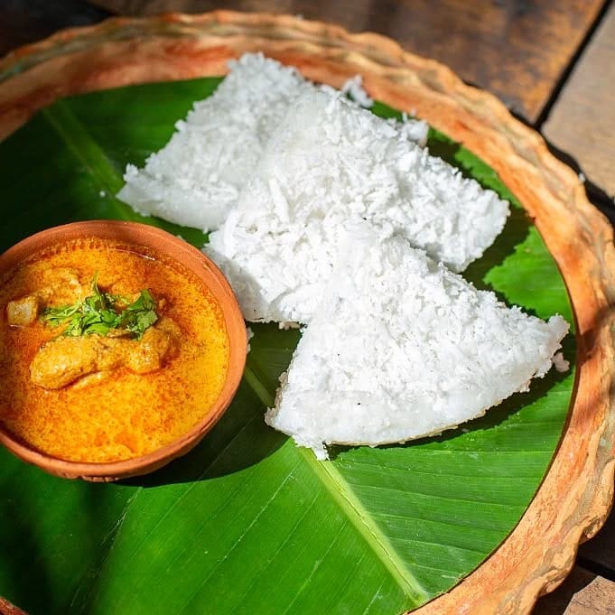 സോഷ്യല്മീഡിയയിലെ പുതിയ ട്രെന്ഡിങ് ഐറ്റമാണ് പാപുട്ട്. ഇൻസ്റ്റാ ഫീഡില് വന്നുകൊണ്ടിരിക്കുന്ന ഈ ഐറ്റം പഞ്ഞി പോലെ സോഫ്റ്റാണ്. പറഞ്ഞുവരുന്നത് കുടകിന്റെ സ്പെഷ്യൽ പലഹാരമായ പാപുട്ടിനെക്കുറിച്ചാണ്. പാപുട്ട് എന്നും പാൽപ്പുട്ടെന്നൊക്കെ പറയുന്ന ഈ വിഭവം കുടകിന്റെ സ്പെഷ്യൽ പലഹാരമാണ്. (Image Credits: Instagram)