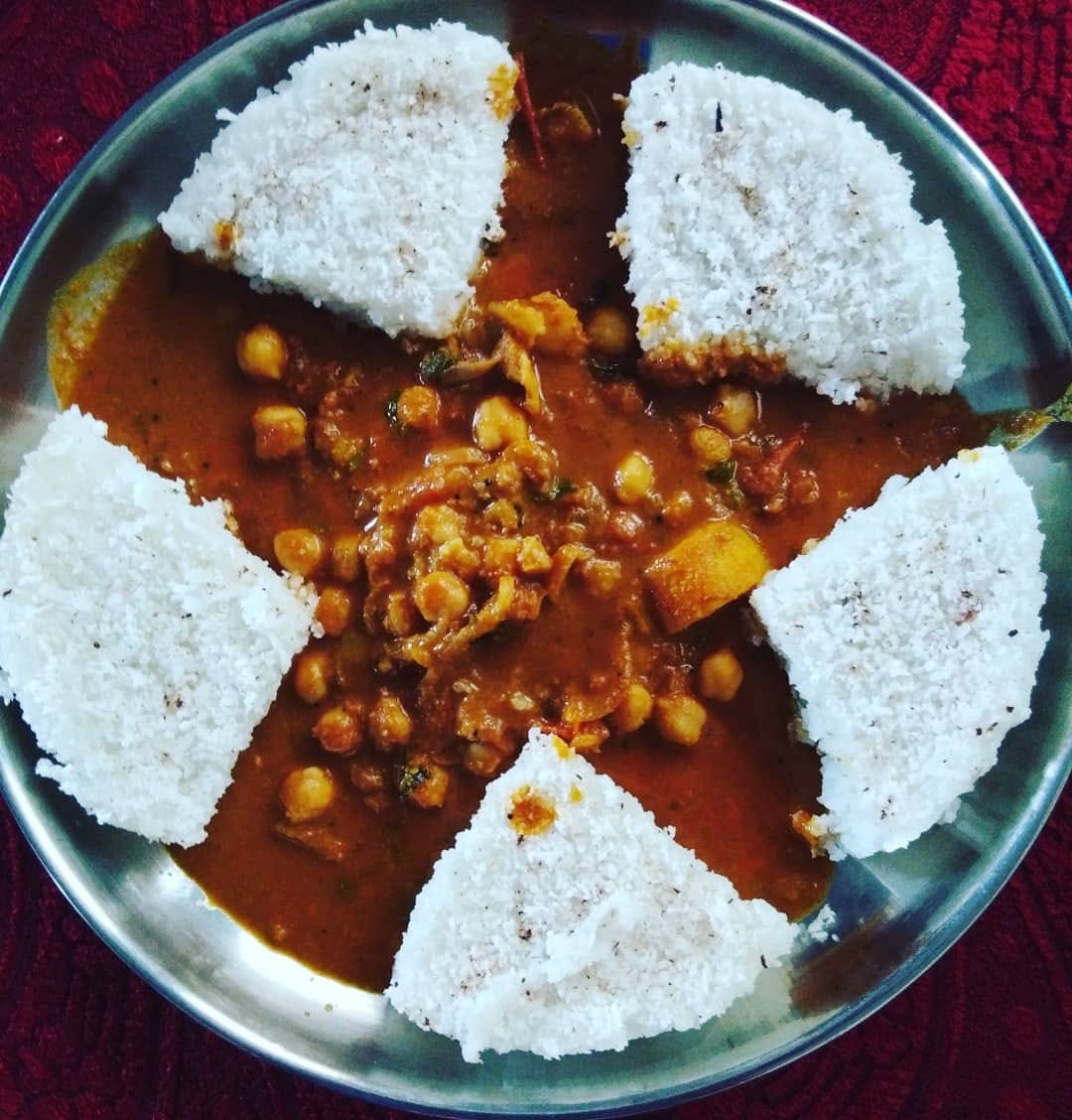 ഈ ഐറ്റം വളരെ ലളിതമായി വീട്ടിൽ തന്നെ തയ്യാറാക്കാം. പച്ചരി, പാൽ, തേങ്ങപാൽ‌, തേങ്ങ ചിരകിയത്,ഏലയ്ക്ക, പഞ്ചസാര, ഉപ്പ് എന്നീ ചേരുവകൾ മാത്രം മതി പാപുട്ട് തയ്യാറാക്കാൻ.